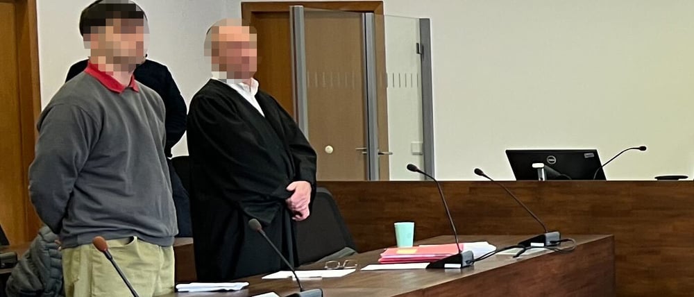 Ein 22 Jahre alter Angeklagter wurde unter anderem wegen schweren Raubes und mehrfacher Körperverletzung angeklagt.