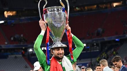 Krönung: Gianluigi Donnarumma mit der Champions-League-Trophäe.