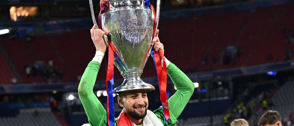 Krönung: Gianluigi Donnarumma mit der Champions-League-Trophäe.