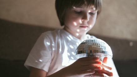Bei autistischen Kindern auffällig ist ein stark eingeschränktes, sich wiederholendes Spielverhalten; Gegenstände werden nicht zweckentsprechend, sondern immer gleich genutzt.