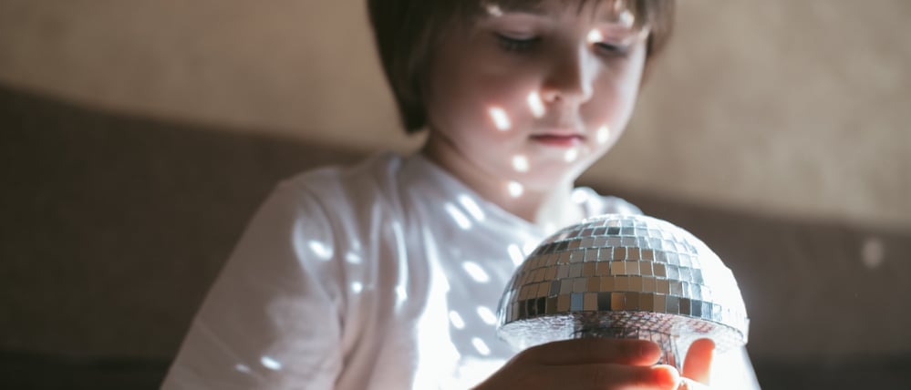 Bei autistischen Kindern auffällig ist ein stark eingeschränktes, sich wiederholendes Spielverhalten; Gegenstände werden nicht zweckentsprechend, sondern immer gleich genutzt.