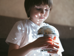 Bei autistischen Kindern auffällig ist ein stark eingeschränktes, sich wiederholendes Spielverhalten; Gegenstände werden nicht zweckentsprechend, sondern immer gleich genutzt.