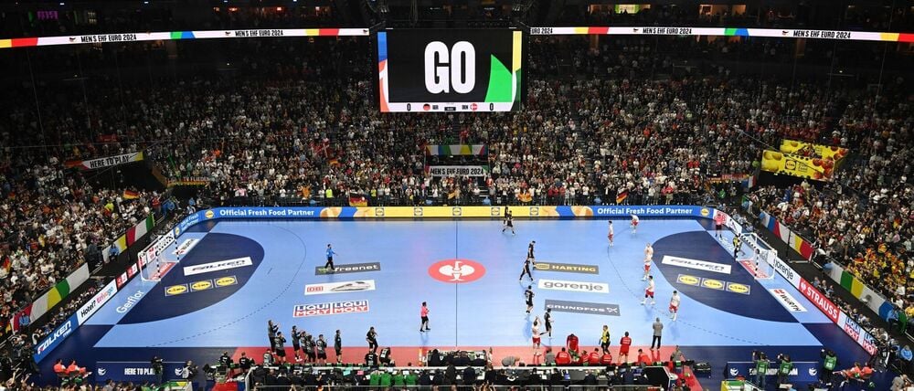 Die deutschen Handballer dürfen sich bei der Heim-WM 2027 wieder auf volle Hallen freuen. (Archivbild)