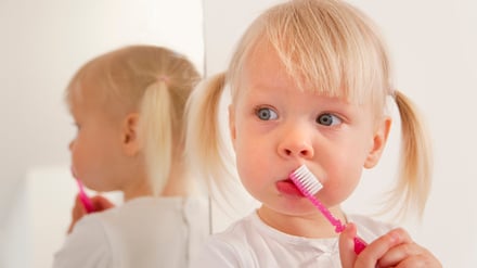 Ein Kind putzt seine Zähne. (Symbolbild)