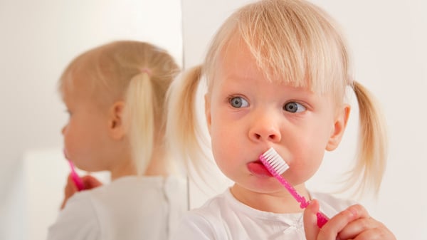 Ein Kind putzt seine Zähne. (Symbolbild)