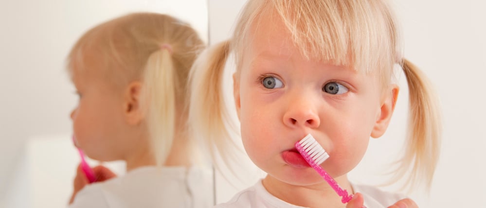 Ein Kind putzt seine Zähne. (Symbolbild)