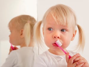 Ein Kind putzt seine Zähne. (Symbolbild)