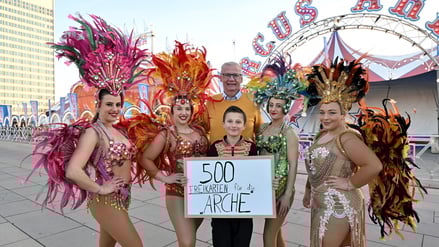 Günther Jauch (M.) bekam Freikarten für Arche-Kinder die Weihnachtsarena im Lustgarten überreicht – mit dabei war auch Santino Frank (vorn).