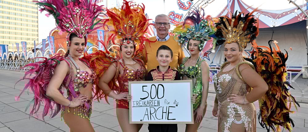 Günther Jauch (M.) bekam Freikarten für Arche-Kinder die Weihnachtsarena im Lustgarten überreicht – mit dabei war auch Santino Frank (vorn).