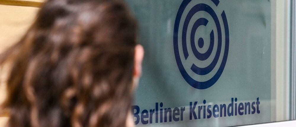 Ziel ist es, Polizisten während schwieriger Einsätze noch enger mit der psychosozialen Krisenhilfe zu verknüpfen. (Symbolbild)