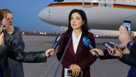 Katherina Reiche vor ihrem Abflug nach Israel.