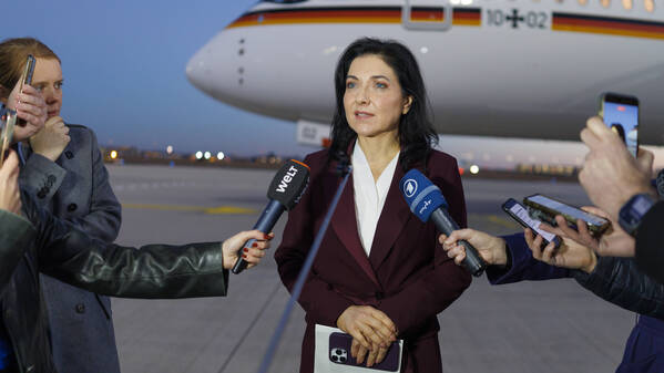 Katherina Reiche vor ihrem Abflug nach Israel.