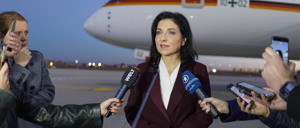 Katherina Reiche vor ihrem Abflug nach Israel.