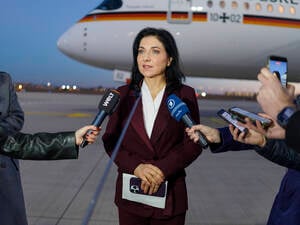 Katherina Reiche vor ihrem Abflug nach Israel.