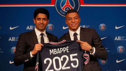 Nach eineinhalb Jahren juristischen Tauziehens zwischen PSG und Mbappé hat das Arbeitsgericht zugunsten des Spielers entschieden (Archivbild).