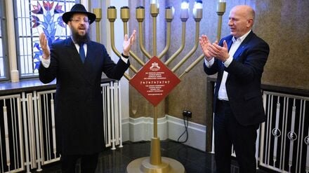 In Berlin stehen an 55 Stellen Chanukka-Leuchter, darunter im Roten Rathaus.