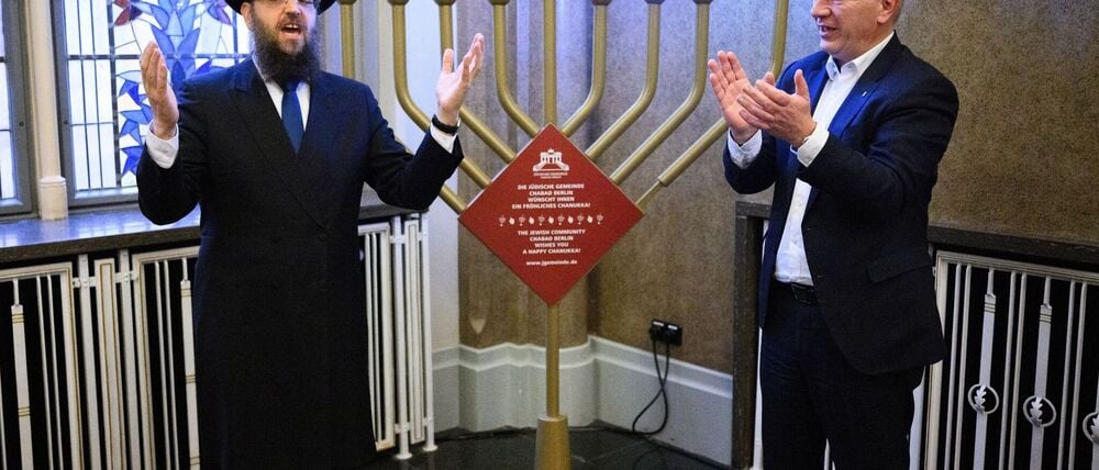 In Berlin stehen an 55 Stellen Chanukka-Leuchter, darunter im Roten Rathaus.