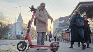 Bedia Kunz ist blind. E-Scooter sind für sie die größte Gefahr im Berliner Straßenverkehr.