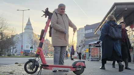 Bedia Kunz ist blind. E-Scooter sind für sie die größte Gefahr im Berliner Straßenverkehr.