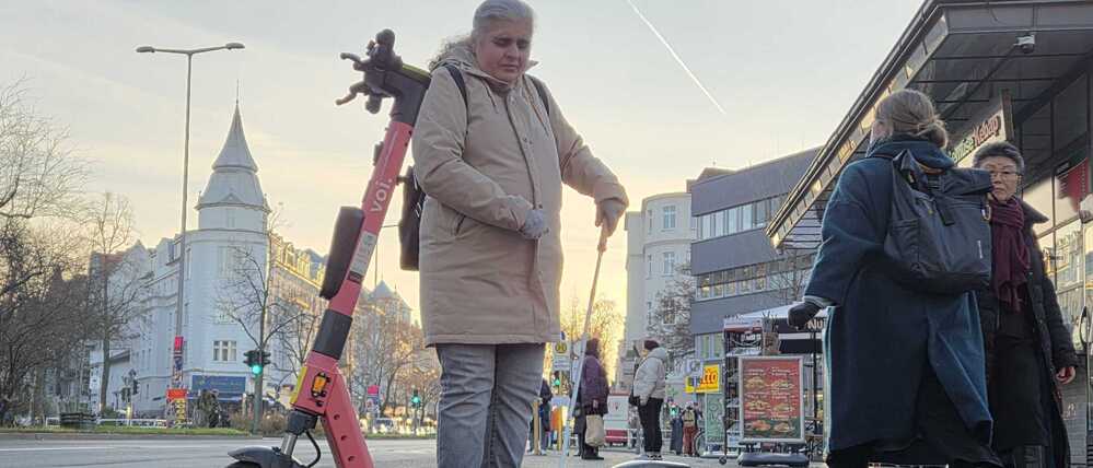 Bedia Kunz ist blind. E-Scooter sind für sie die größte Gefahr im Berliner Straßenverkehr.