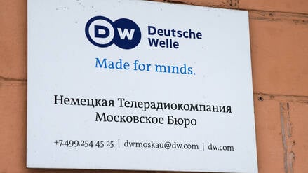 Ein Schild am Moskauer Büro des deutschen Senders Deutsche Welle.