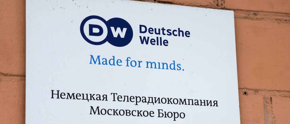 Ein Schild am Moskauer Büro des deutschen Senders Deutsche Welle.