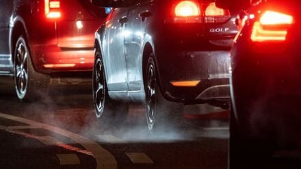 Autoabgase sind hinter einem Kraftfahrzeug im Straßenverkehr zu sehen.