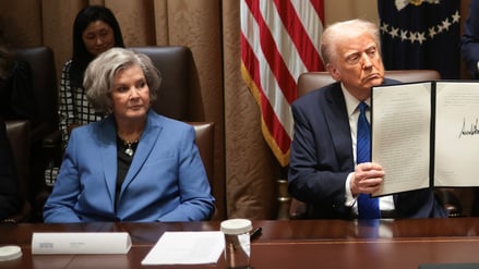 Stabschefin Susie Wiles mit US-Präsident Donald Trump bei einer Kabinettssitzung am 25. März.