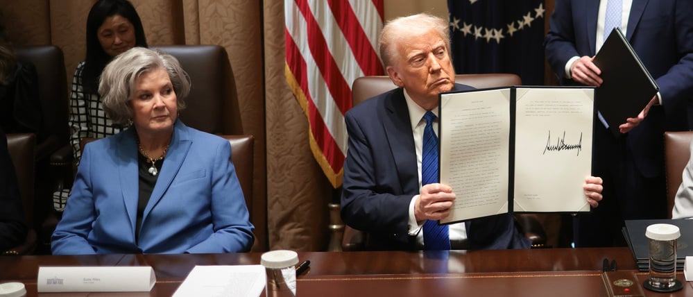 Stabschefin Susie Wiles mit US-Präsident Donald Trump bei einer Kabinettssitzung am 25. März.