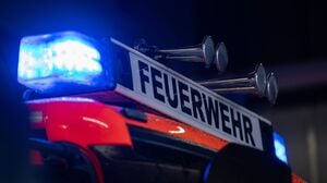 Ein Einsatzfahrzeug der Feuerwehr mit Blaulicht. (Symbolbild)