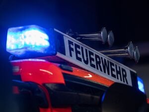 Ein Einsatzfahrzeug der Feuerwehr mit Blaulicht. (Symbolbild)