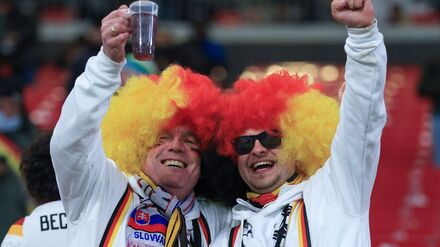 Hoch die Tassen: Für treue Fans gibt es günstigere Tickets bei der Fußball-WM. (Archivbild).