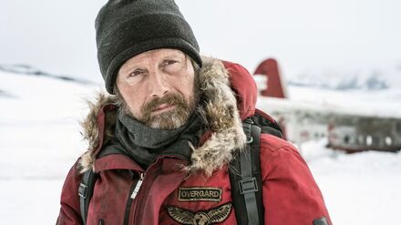 Arctic Pilot Overgård (Mads Mikkelsen) ist seit dem Absturz seines Flugzeugs in der Arktis auf sich allein gestellt.