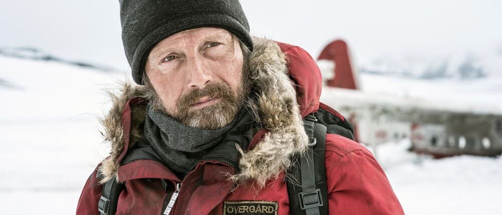 Arctic Pilot Overgård (Mads Mikkelsen) ist seit dem Absturz seines Flugzeugs in der Arktis auf sich allein gestellt.