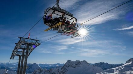 An der Zugspitze eröffnete das Skigebiet im November. Die Hauptsaison dort und vielen anderen alpinen Skigebieten beginnt an diesem Wochenende. (Archiv)