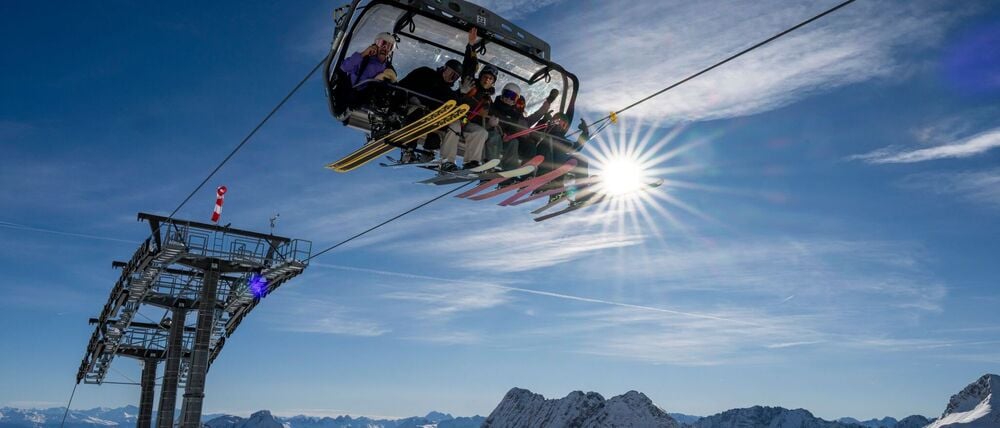 An der Zugspitze eröffnete das Skigebiet im November. Die Hauptsaison dort und vielen anderen alpinen Skigebieten beginnt an diesem Wochenende. (Archiv)