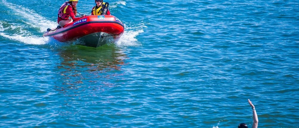 Die DLRG-Lebensretter gehen im laufenden Jahr von weniger Badetoten aus als noch 2024. (Archivbild)