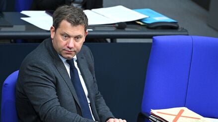 Vizekanzler Lars Klingbeil (SPD) im Bundestag.