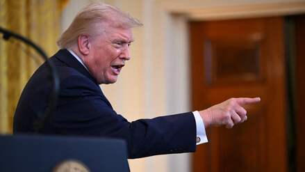 US-Präsident Donald Trump zeigt während eines Chanukka-Empfangs im East Room des Weißen Hauses in Washington, D.C., am 16. Dezember 2025 auf die Anwesenden.