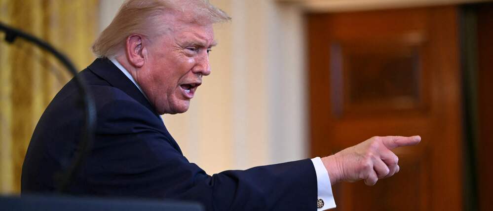 US-Präsident Donald Trump zeigt während eines Chanukka-Empfangs im East Room des Weißen Hauses in Washington, D.C., am 16. Dezember 2025 auf die Anwesenden.