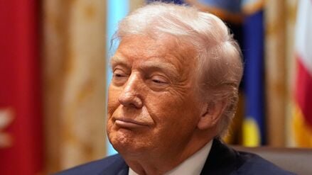 US-Präsident Donald Trump reagiert im Kabinettssaal des Weißen Hauses. 