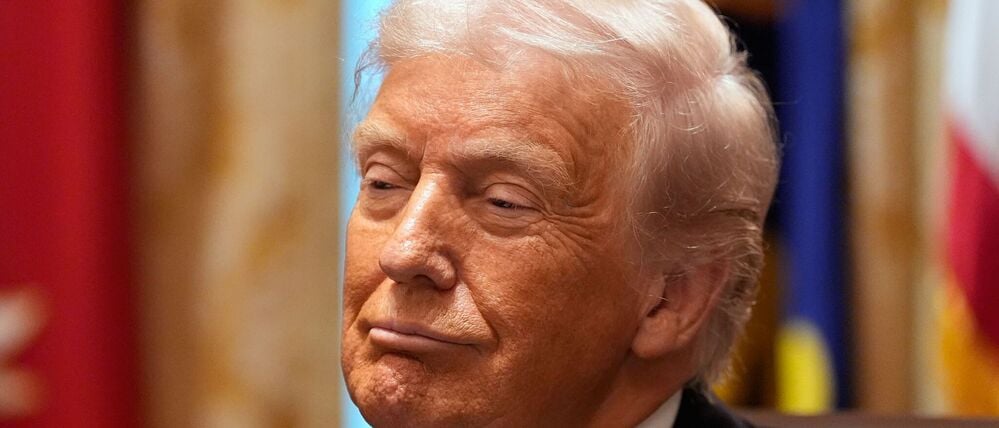 US-Präsident Donald Trump reagiert im Kabinettssaal des Weißen Hauses. 