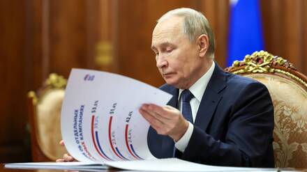 15.12.2025 Der russische Präsident Wladimir Putin nimmt an einem Treffen mit dem Sekretär des Generalrats der Partei „Einiges Russland“, Wladimir Jakuschew, im Kreml in Moskau, Russland, teil.