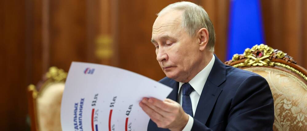 15.12.2025 Der russische Präsident Wladimir Putin nimmt an einem Treffen mit dem Sekretär des Generalrats der Partei „Einiges Russland“, Wladimir Jakuschew, im Kreml in Moskau, Russland, teil.