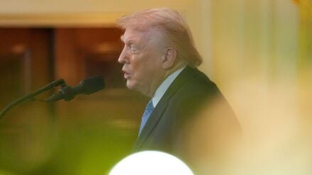 USA, Washington: In einem Spiegel reflektiert, spricht US-Präsident Donald Trump während eines Chanukka-Empfangs im East Room des Weißen Hauses in Washington. 