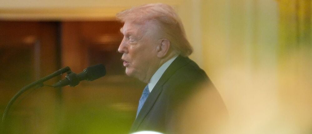 USA, Washington: In einem Spiegel reflektiert, spricht US-Präsident Donald Trump während eines Chanukka-Empfangs im East Room des Weißen Hauses in Washington. 