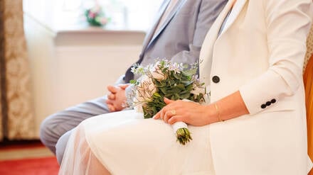Ein Brautpaar im Trauzimmer. (Symbolfoto)