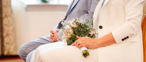 Ein Brautpaar im Trauzimmer. (Symbolfoto)