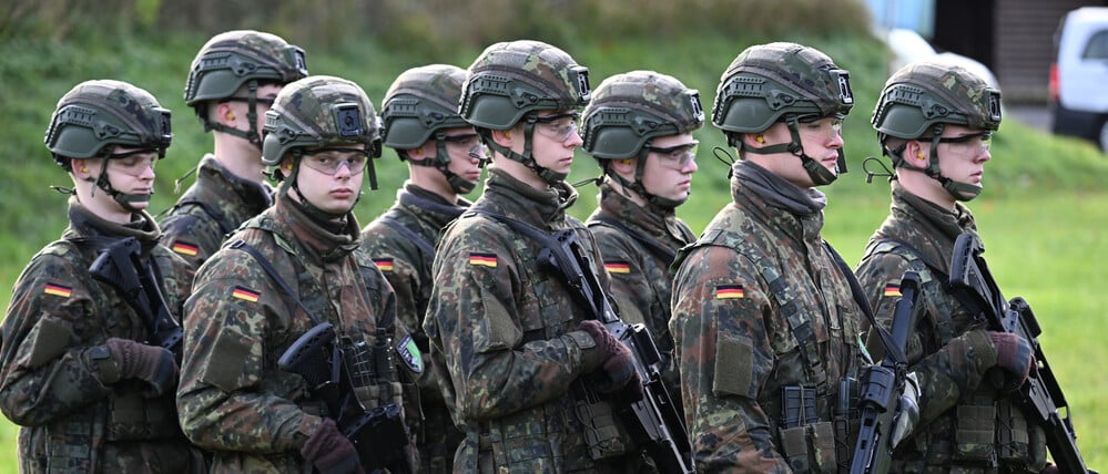 Rekruten bei der Schießausbildung: Die Bundeswehr hofft darauf, dass viele junge Menschen im Fragebogen angeben, sich einen Dienst in der Bundeswehr vorstellen zu können.