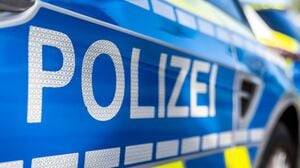 An der Tür von einem Streifenwagen steht der Schriftzug «Polizei». 